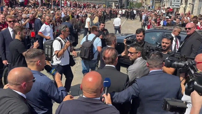 Cardinale contestato dai tifosi del Milan ai funerali di Baresi