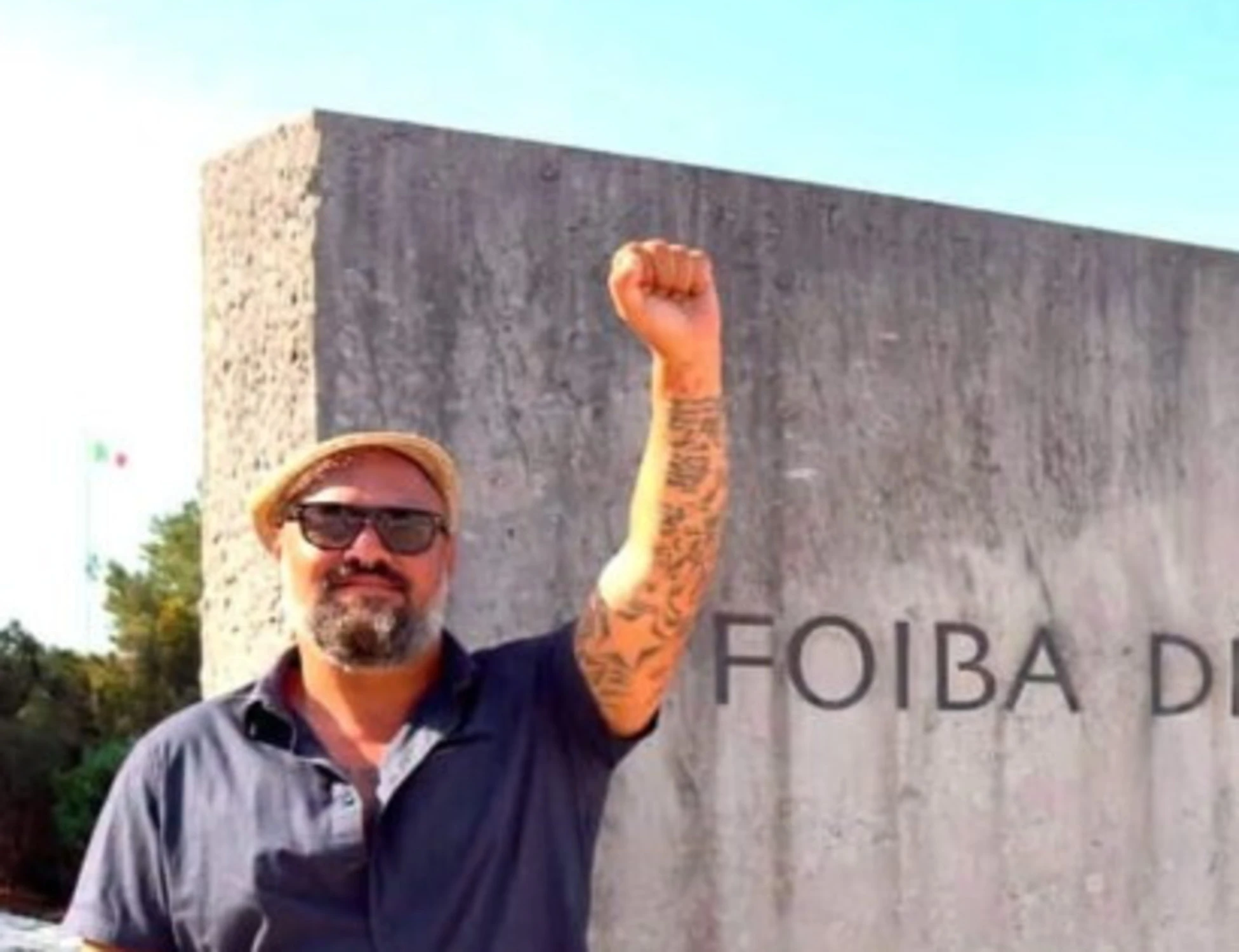 Oltraggio rosso alla Foiba: ecco chi è l'uomo col pugno chiuso