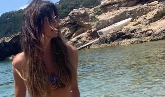 Alba Parietti, slip abbassato e il tempo che si ferma: foto monumentale a 57 anni