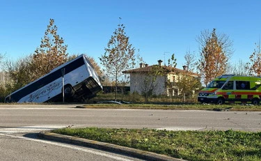 Pordenone, bus con 20 studenti si scontra con un'auto e finisce nel fosso