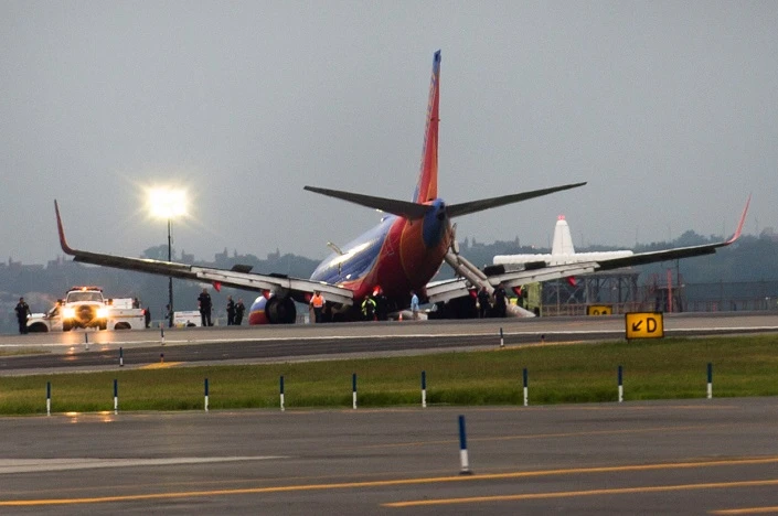 New York, atterraggio d'emergenza all'aeroporto La Guardia: 10 feriti