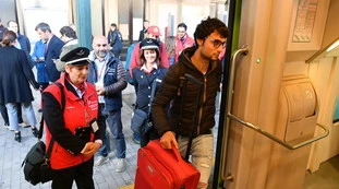 Genova, sputa in faccia alla capotreno che le chiede di indossare la mascherina: choc sul convoglio