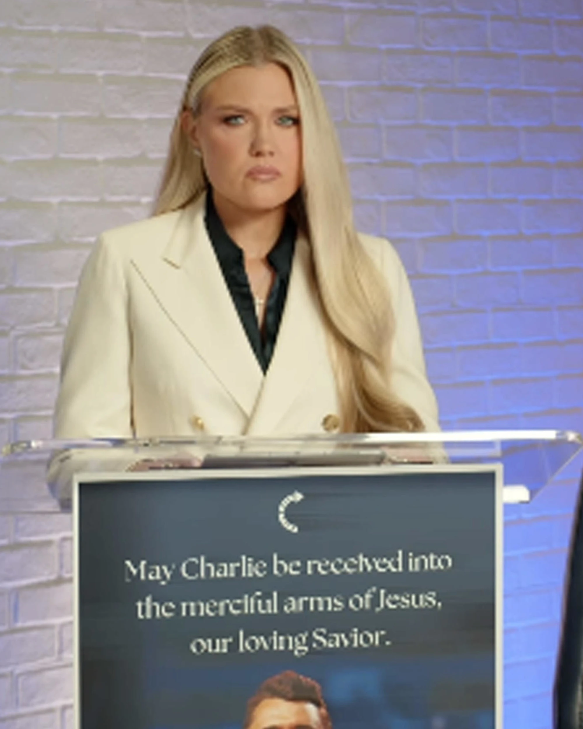 Funerali Charlie Kirk, la moglie Erika: "Indosso il suo ciondolo insanguinato"