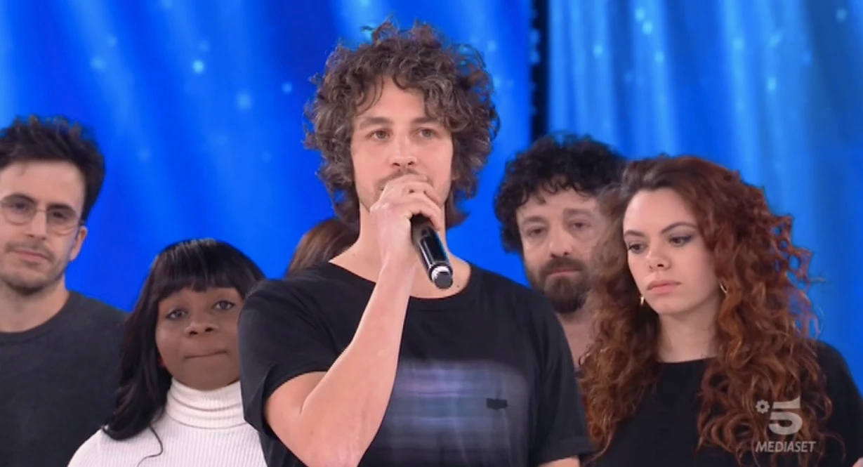 Serale Amici, Mattia Santori e Sardine affossano il programma: il dubbio che attanaglia Maria De Filippi