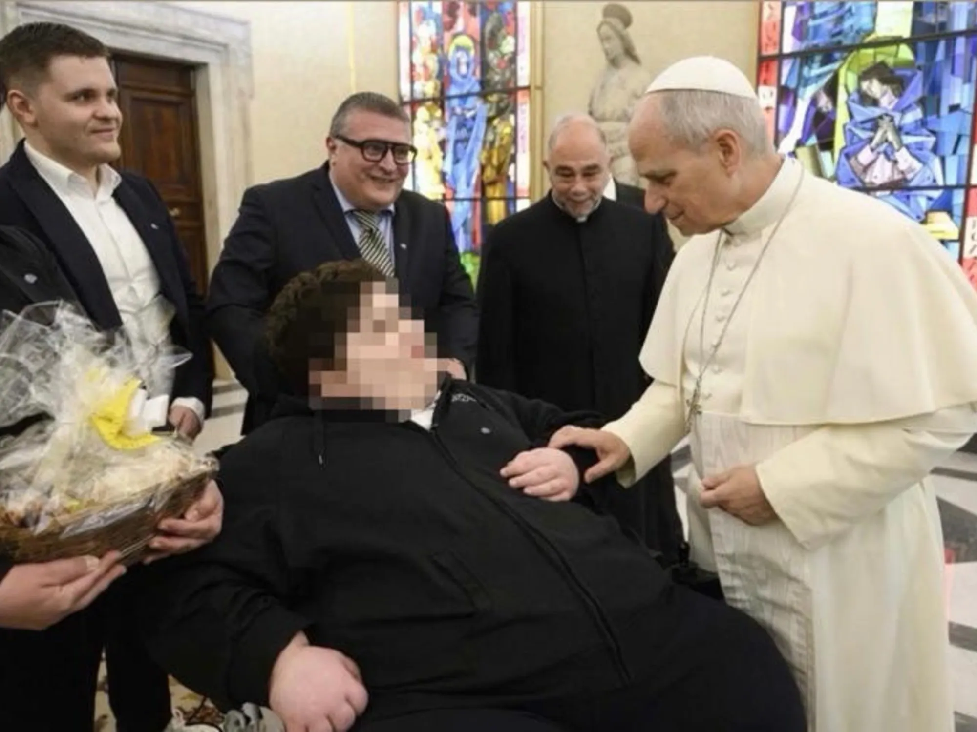 Leggi l'articolo: Leone benedice Mariano: 12 anni e 200 kg, malattia misteriosa