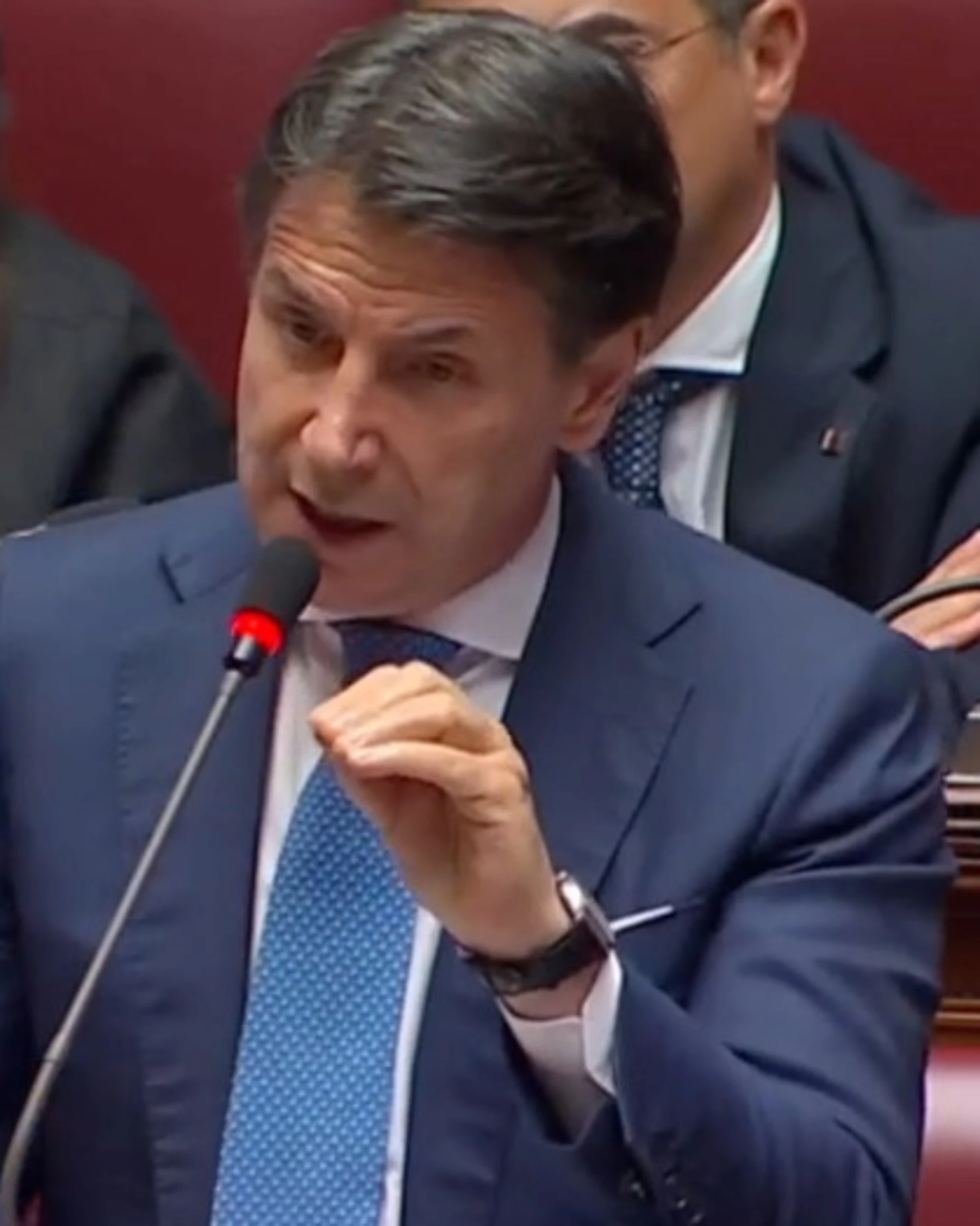 Giuseppe Conte deraglia contro Meloni: "Espressioni ridicole. Copre criminali e genocidi"