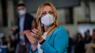 Giorgia Meloni contro Giuseppe Conte: "Decreti sicurezza smantellati al calar della notte, porte spalancate ai clandestini"