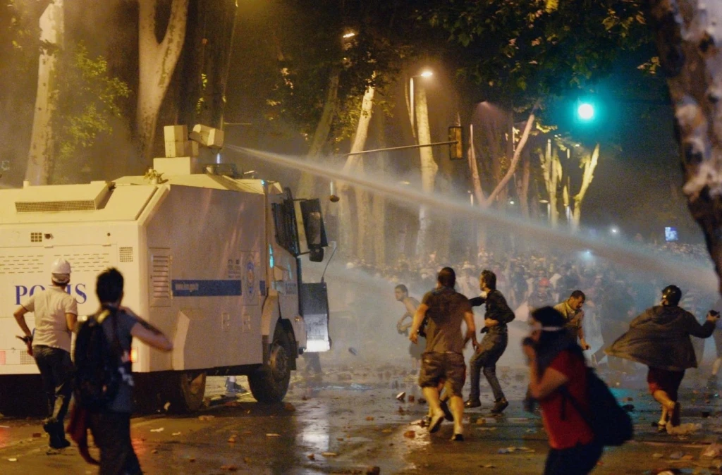 Turchia, dopo Istanbul brucia Ankara: scontri e violenze. Erdogan: "Twitter è una catastrofe"