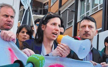 Elly Schlein, la carnevalata del Pd contro "TeleMeloni"