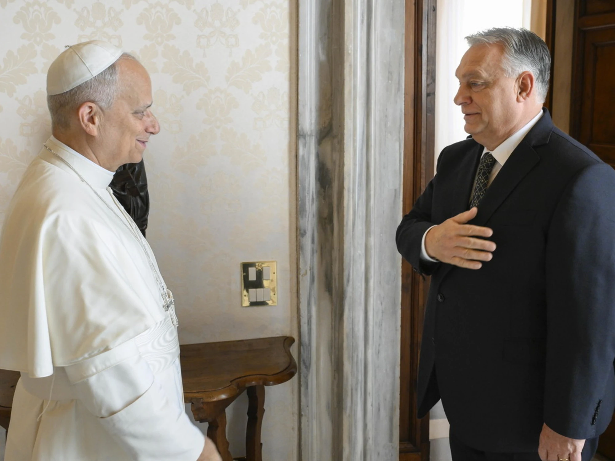 Orbán dal Papa e da Meloni mentre l’opposizione strilla