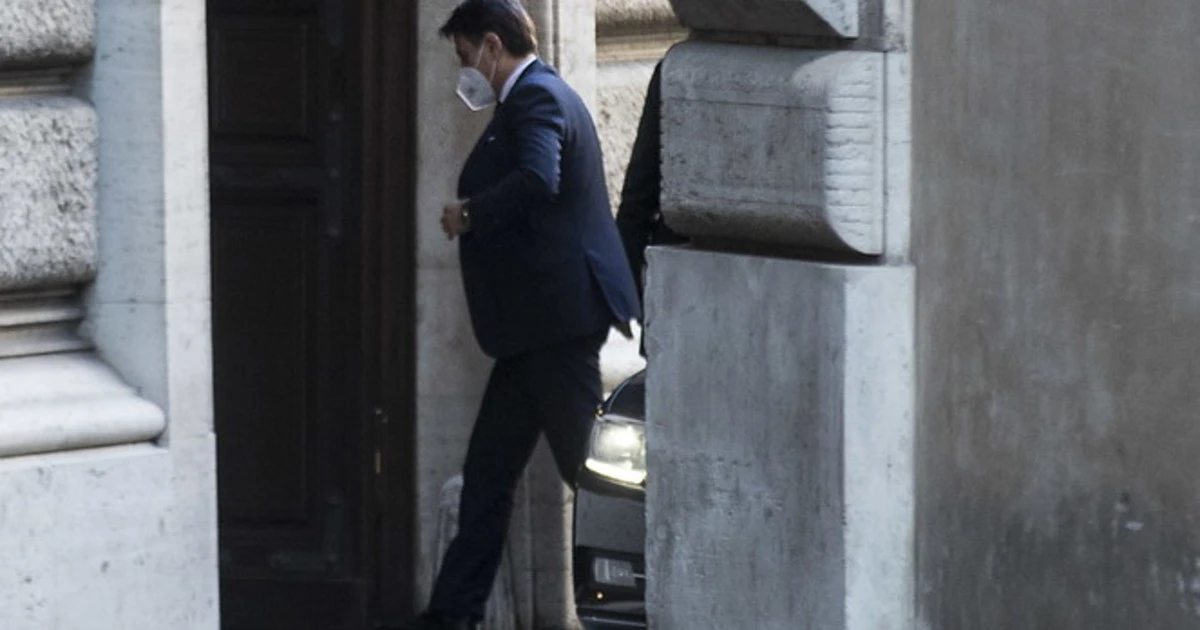 Giuseppe Conte, "qui si sconfina nel penale". Retroscena: i due titoli dei quotidiani che lo hanno spinto verso le dimissioni