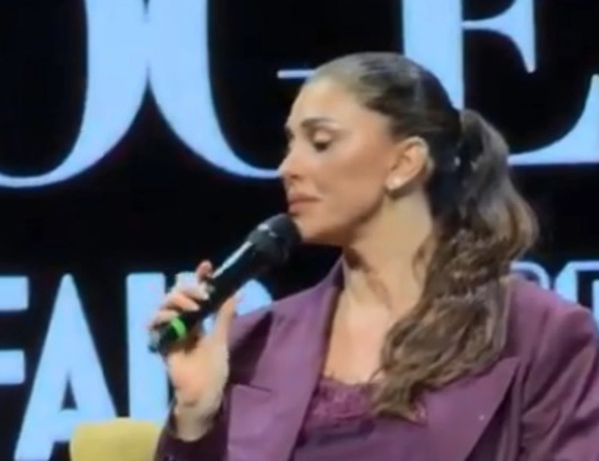 Belen Rodriguez non riesce a parlare sul palco: paura per la sua salute
