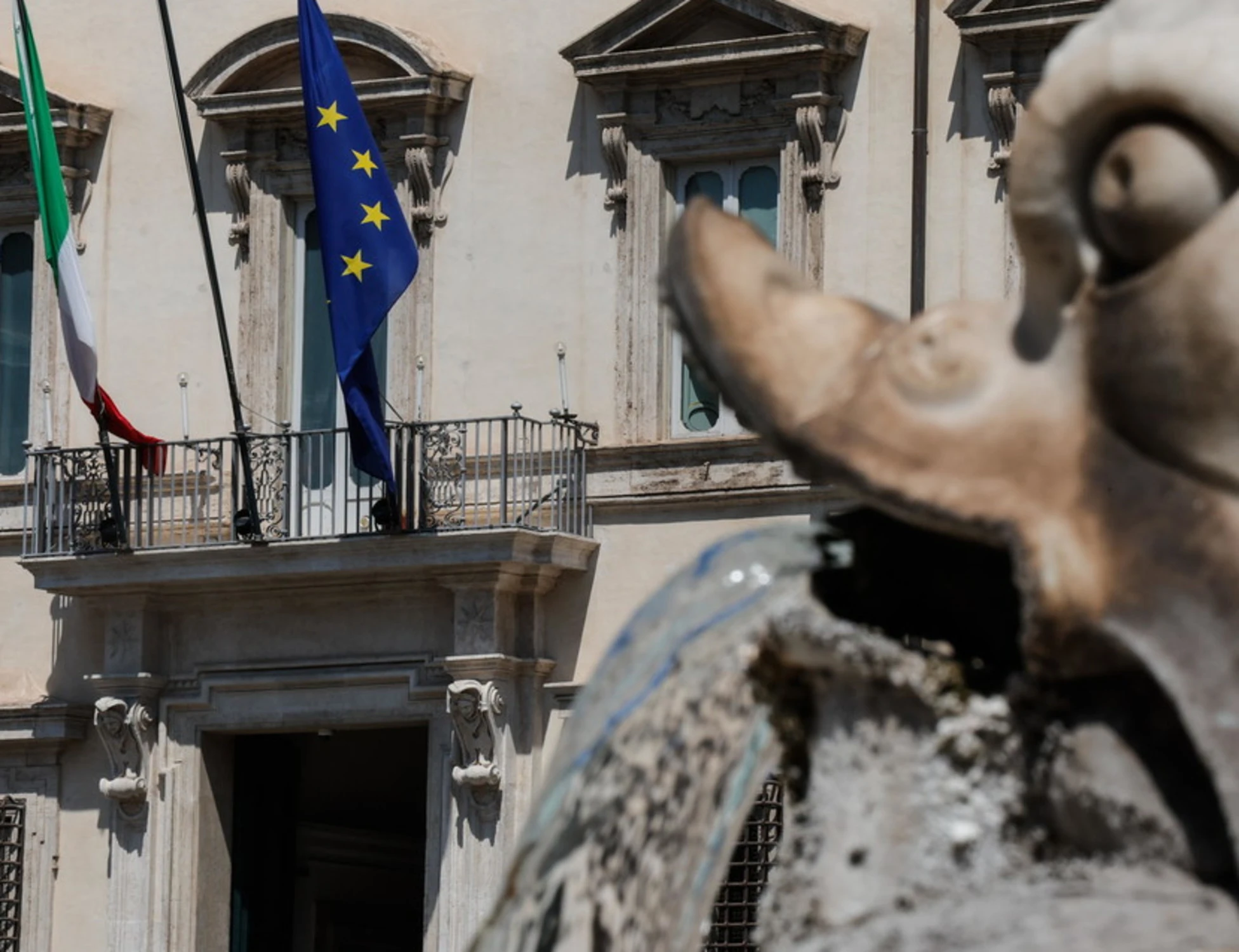 Vertice maggioranza, banche e affitti brevi: cosa trapela