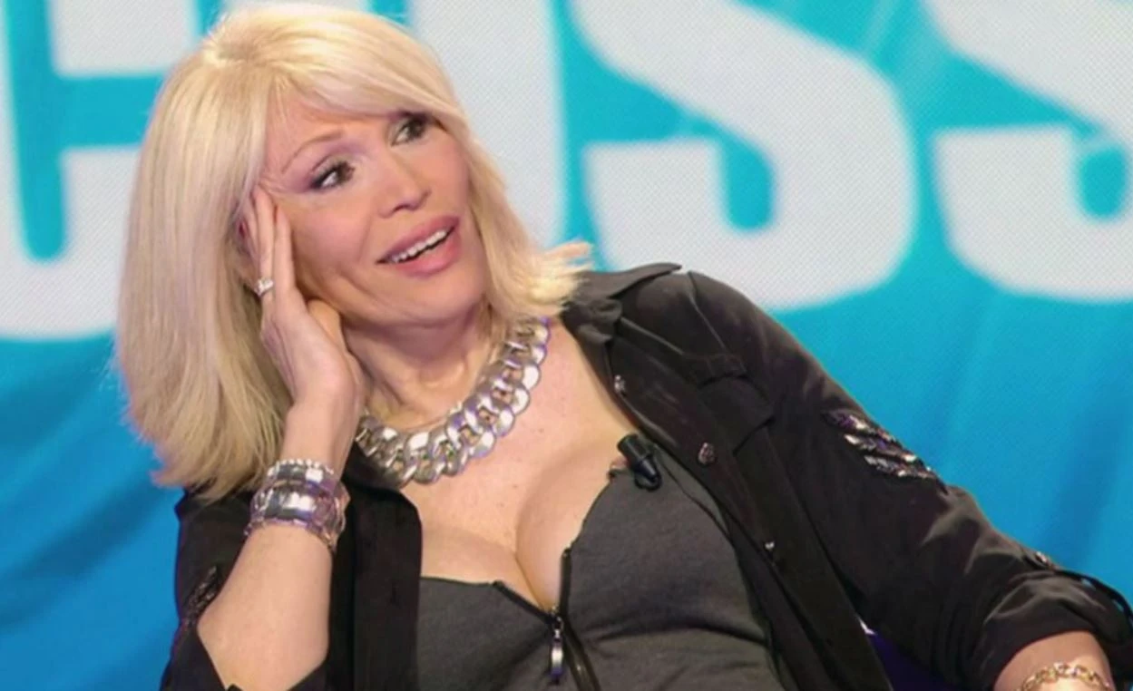 Domenica in, la confessione di Amanda Lear sulla sua ambiguità: "Io trans? Sì, l'ho detto"