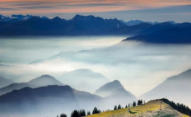 La poesia della nebbia che svela l’invisibile