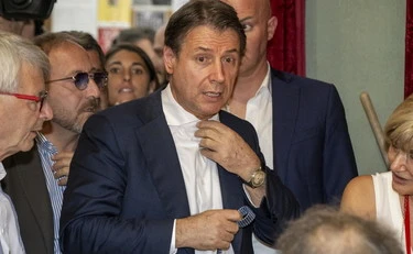Conte e Schlein, ormai siamo alle minacce: "Io non mi presto a questo"