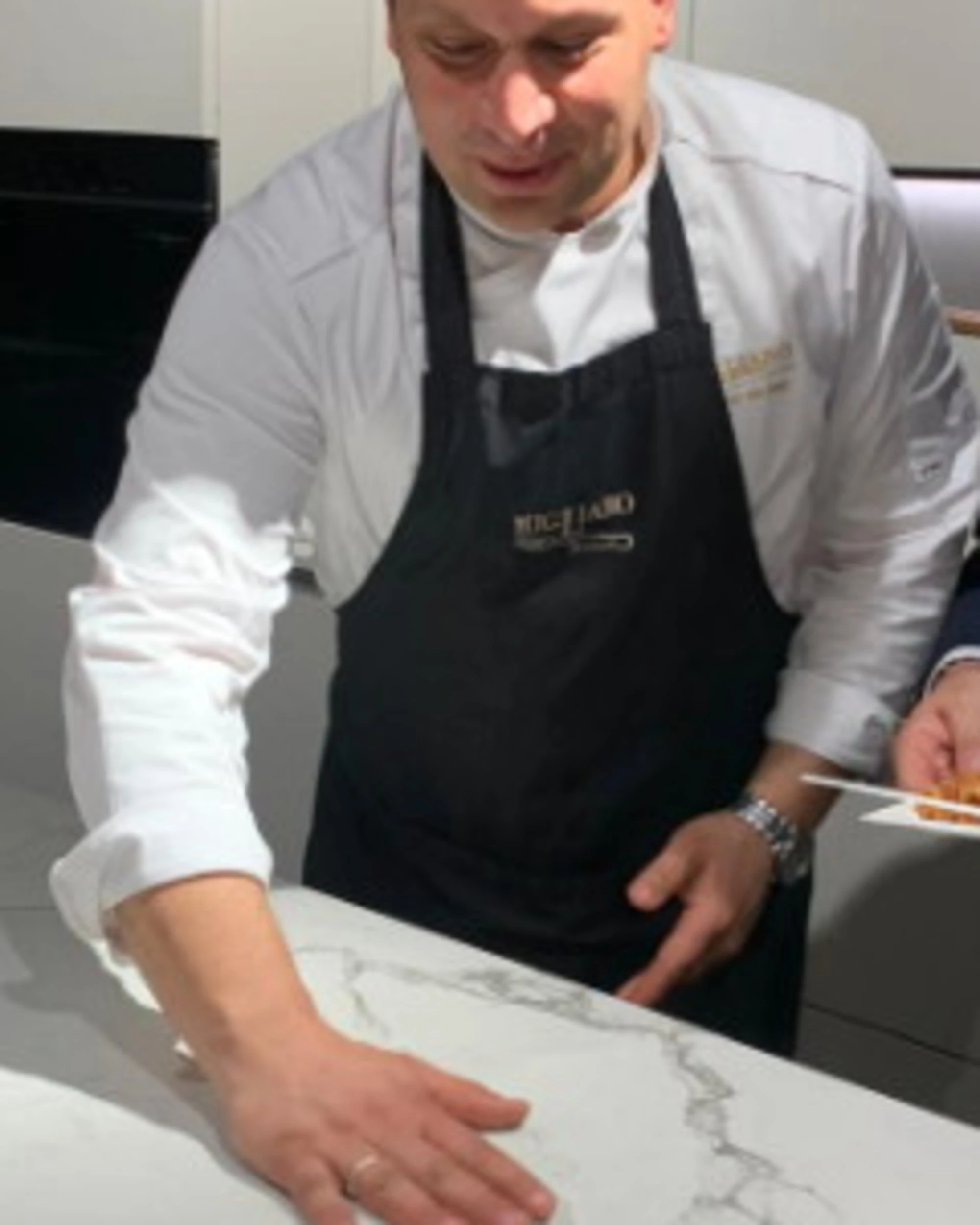 Abk Group, in arrivo una rivoluzione in cucina: l'isola con il piano cottura invisibile
