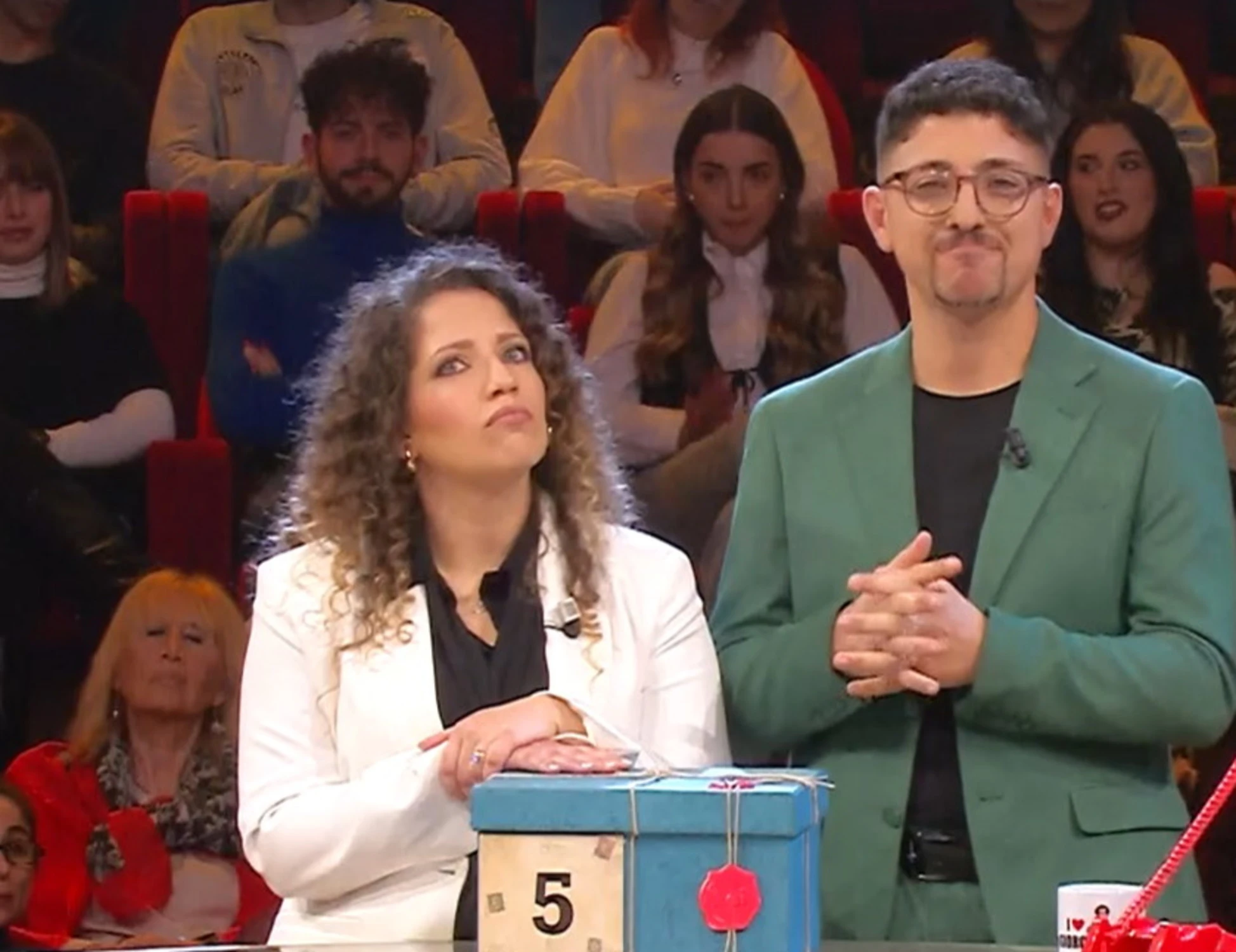 Affari tuoi, Gaetano "povero cristo": la sorella "spacca lo studio"