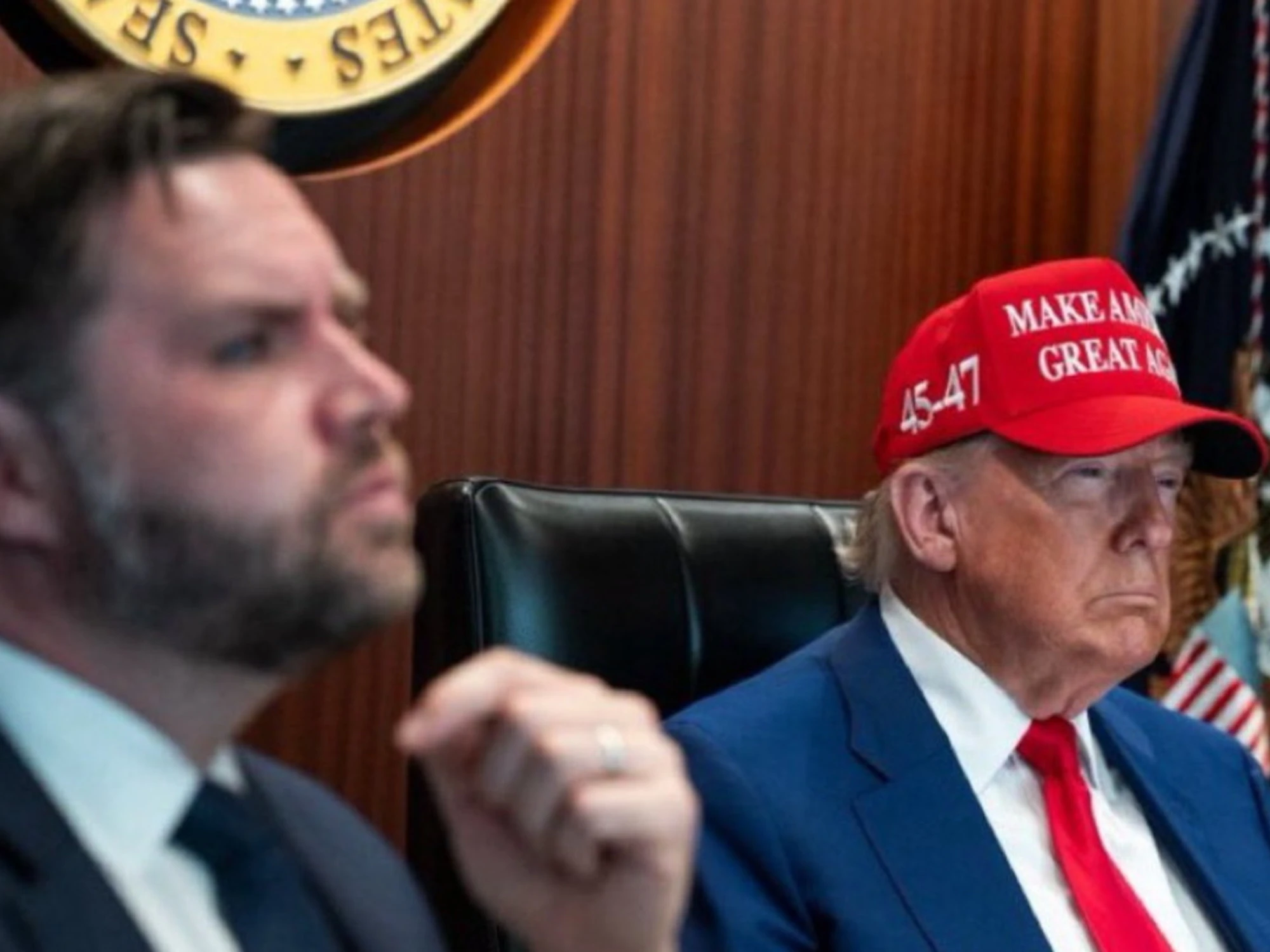 Usa, attacco all'Iran: le foto nella Situation Room, occhio a Trump