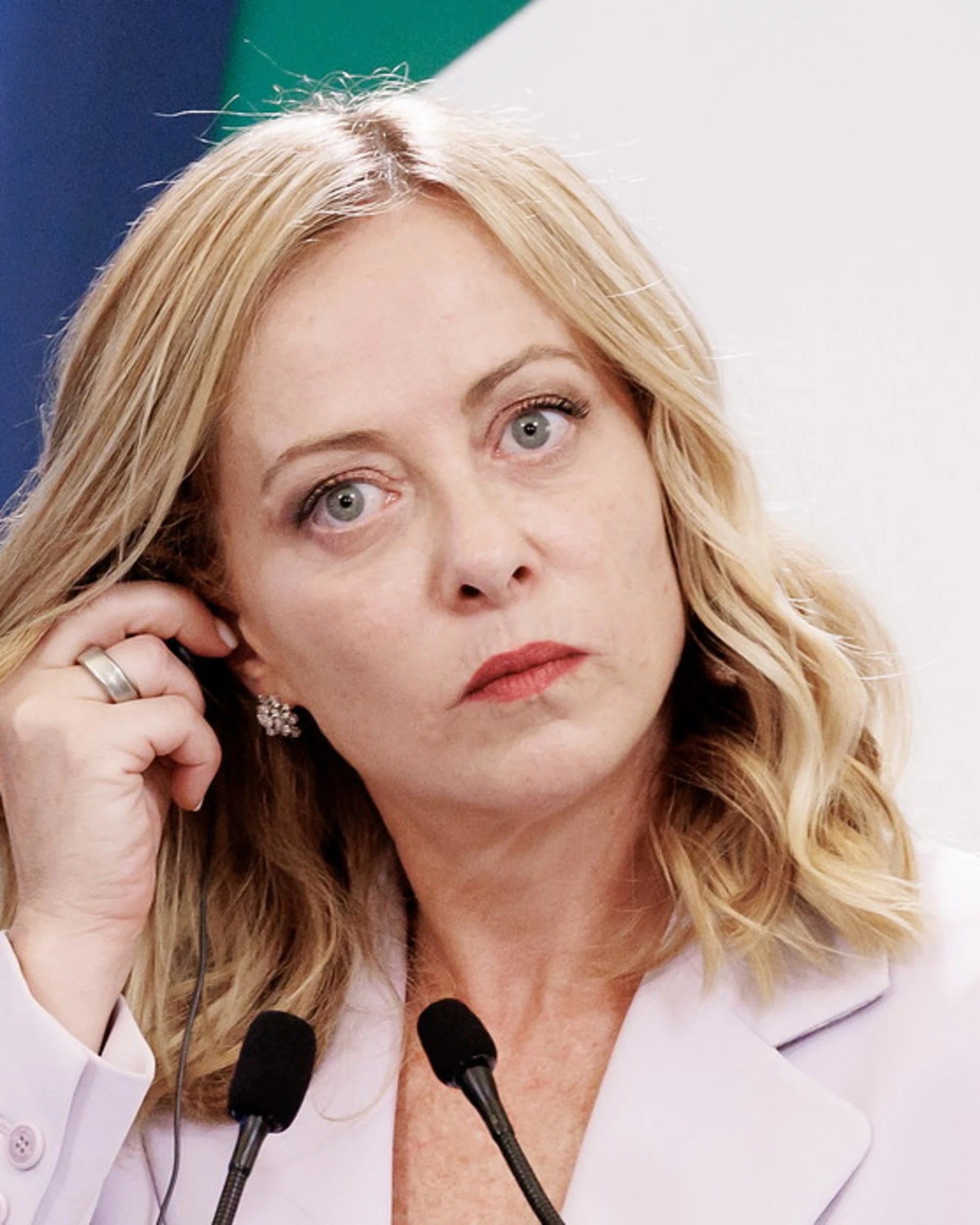Meloni smonta la sinistra sul volo di Stato: "Donna e madre"