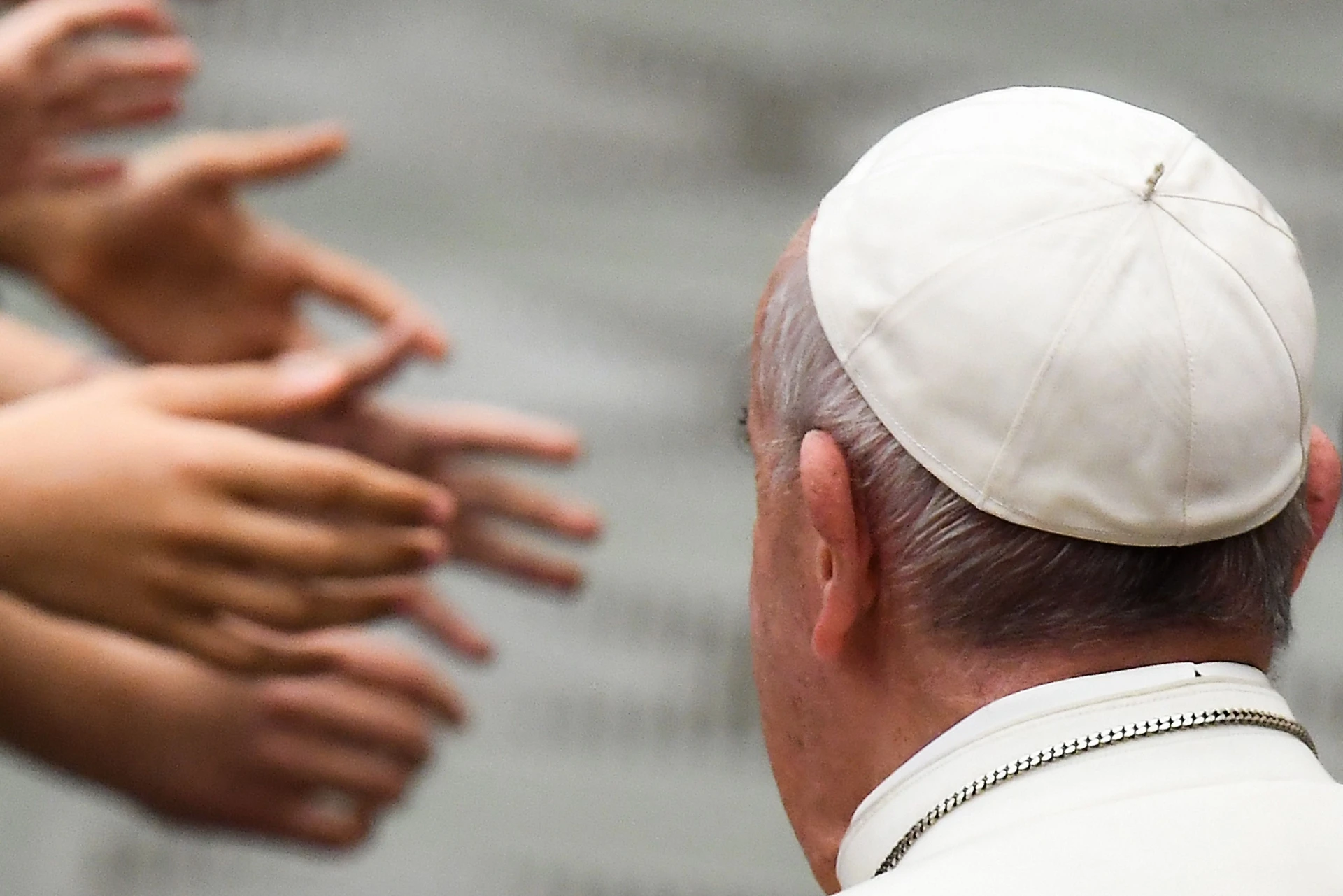 Papa Francesco nel dramma, cosa spunta nel testo di Ratzinger: "Film por*** e club a luci rosse"