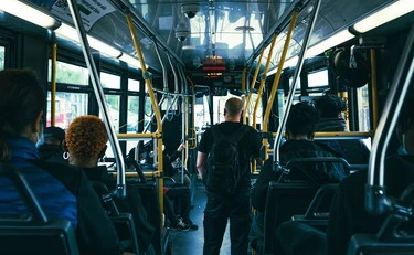 Ancona, "metta la museruola al cane!": autista del bus preso per il collo da uno straniero