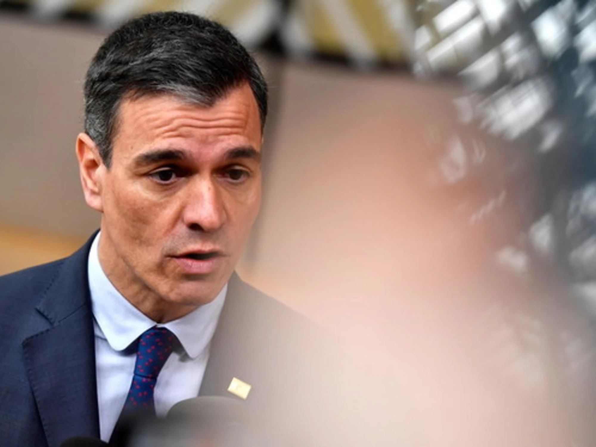 Pedro Sanchez, mossa disperata: per tenersi la poltrona...