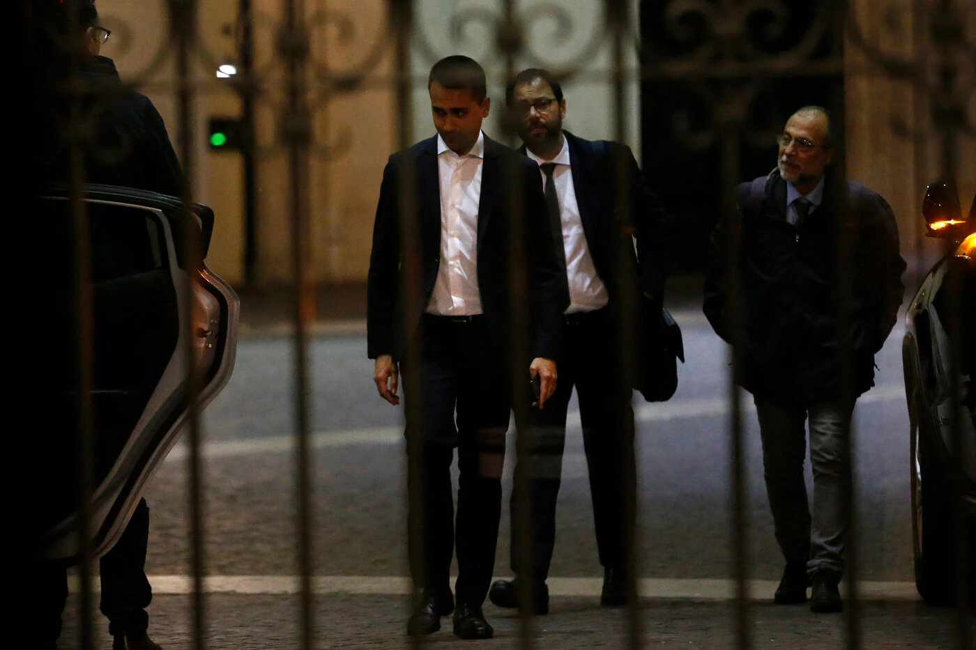 Luigi Di Maio burattino, chi c'è dietro davvero la retromarcia M5s: la fine politica di un capetto