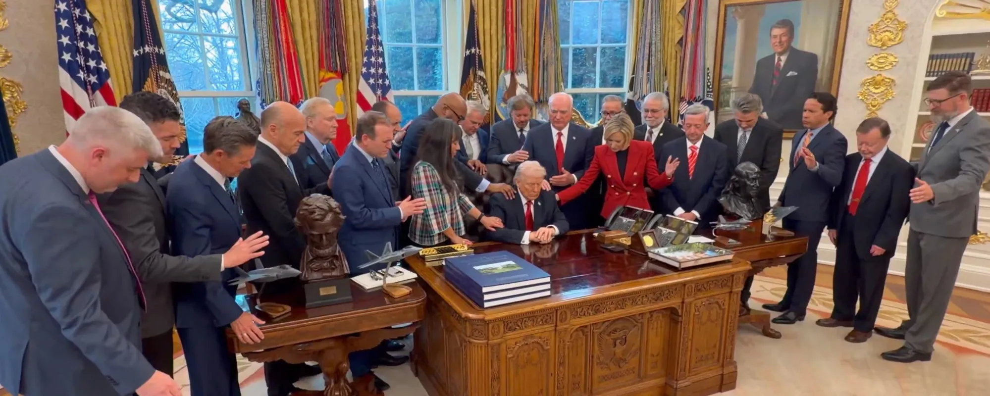 In preghiera su Trump: Studio Ovale, immagini pazzesche