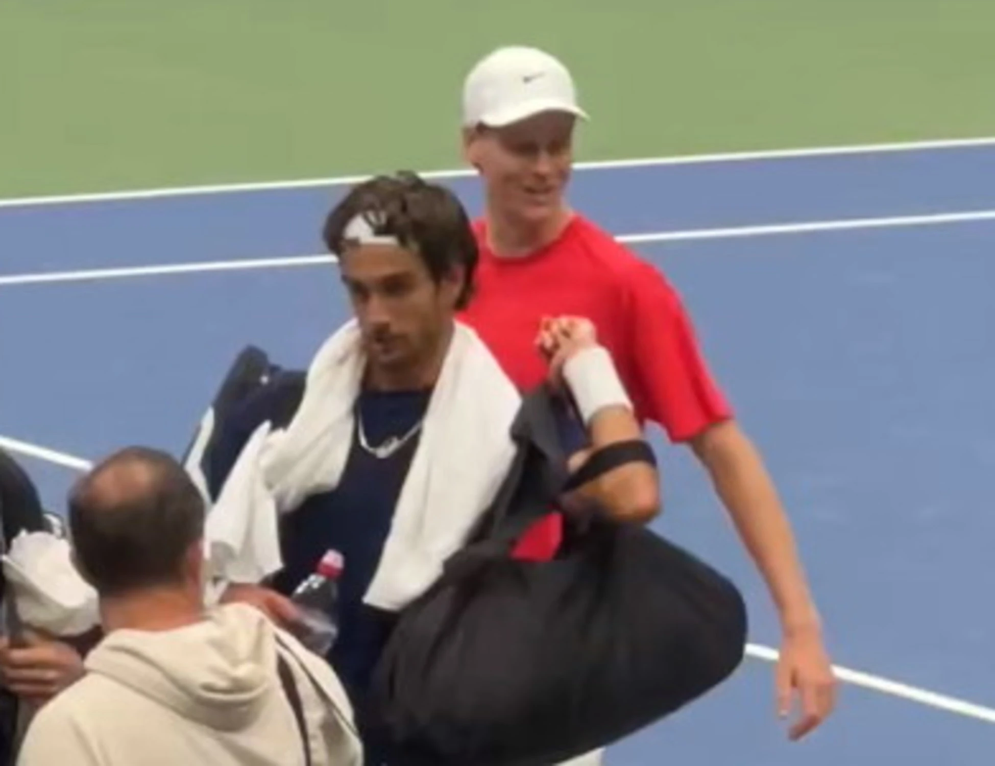 Sinner, torna in campo e incontra Alcaraz: ecco la reazione