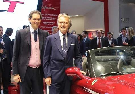 John Elkann al Salone dell'auto con un gilet rosa