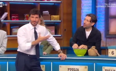 Affari Tuoi, De Martino replica all'hater di Herbert Ballerina: "Hai ragione, fa schifo"