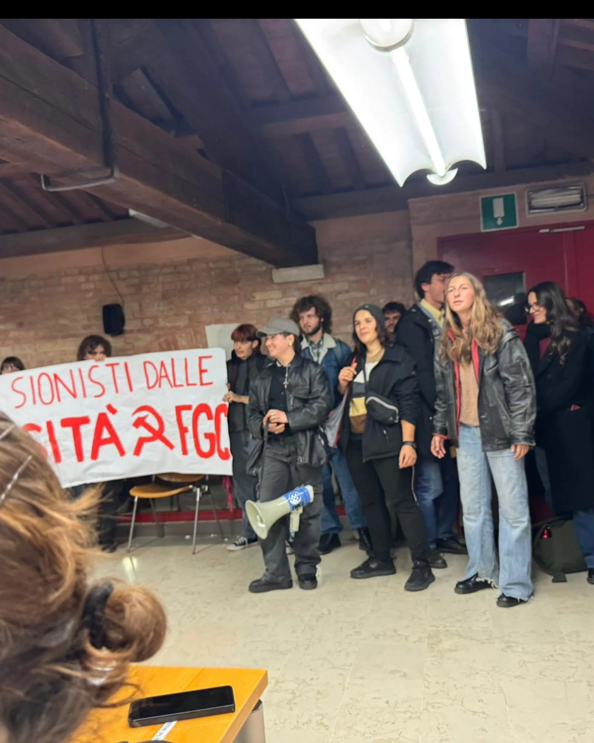 Il dem Fiano zittito e "sotto choc". Blitz dei pro-Pal, sfregio comunista
