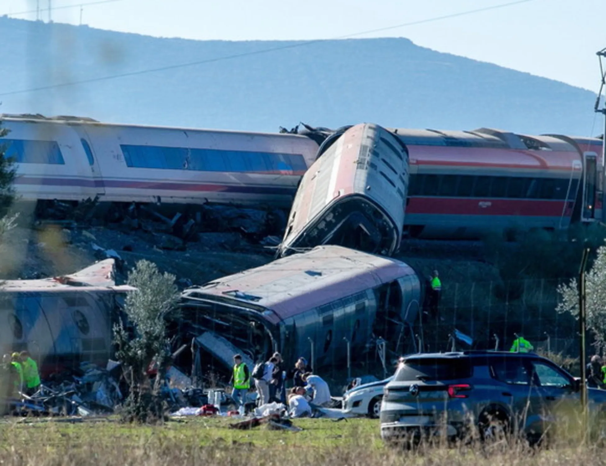 Leggi l'articolo: Spagna, scontro tra due treni ad alta velocità: "Decine di morti. Due italiane disperse"