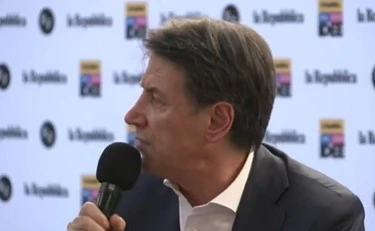 Giuseppe Conte fischiato alla festa di Repubblica? E lui sbotta