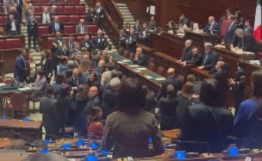 Dl Sicurezza, l'opposizione occupa i banchi del governo: espulso il dem Scotto