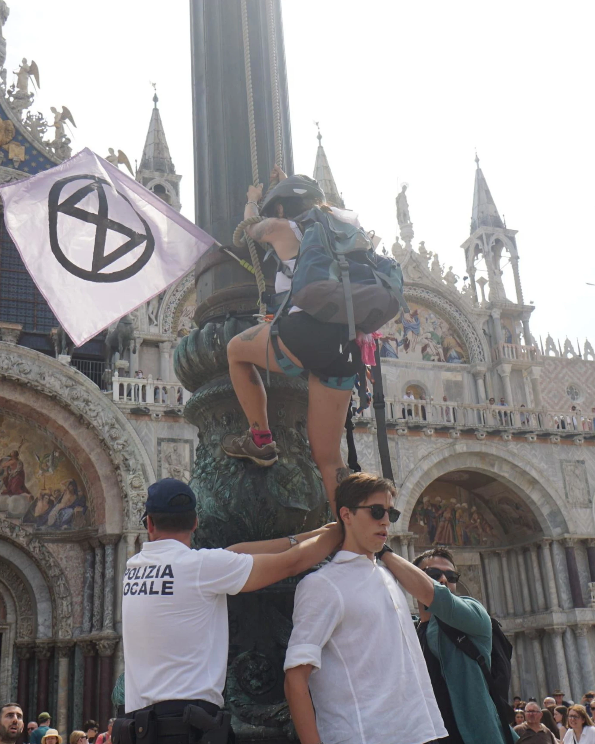 Bezos a Venezia, 40 fermi? "Liberi subito": Avs coi teppisti, un caso politico