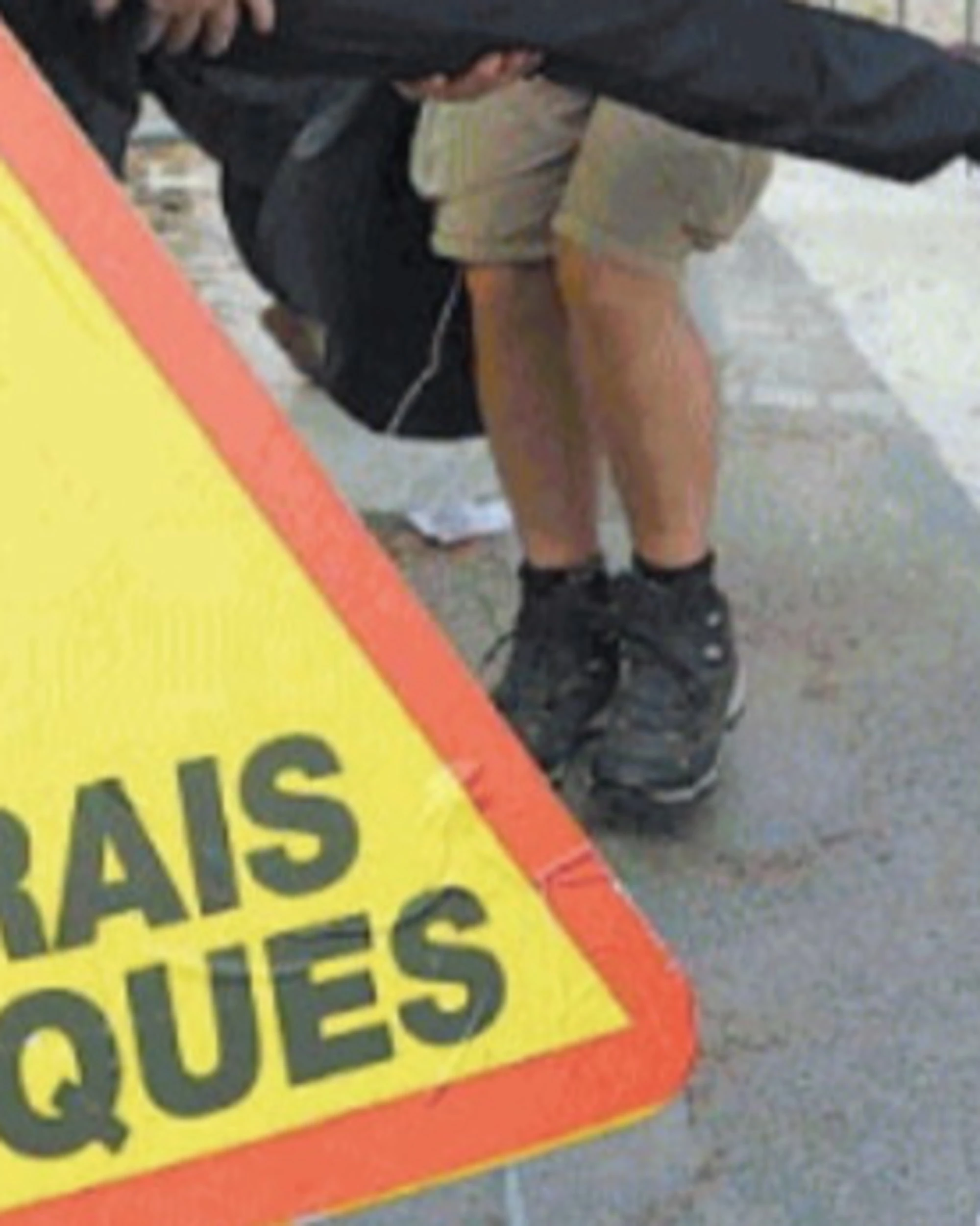 Macron, lo sfregio di Greenpeace: come riducono la sua statua