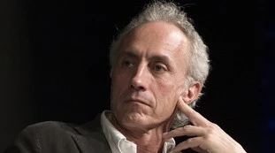 Marco Travaglio, le accuse dal New York Times: "I legami con i magistrati, megafono per le calunnie M5s"
