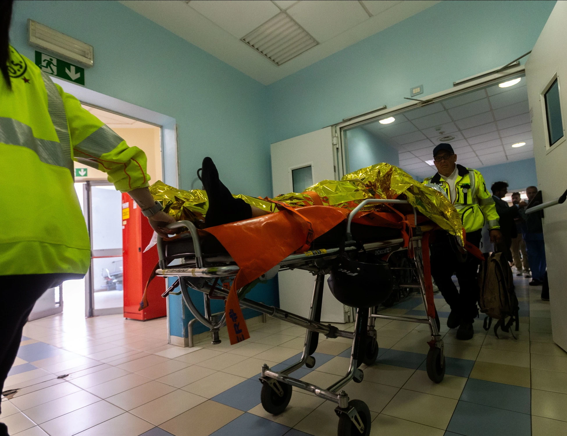 Prato, spari al pronto soccorso: detenuto marocchino tenta la fuga, agente esplode tre colpi di pistola