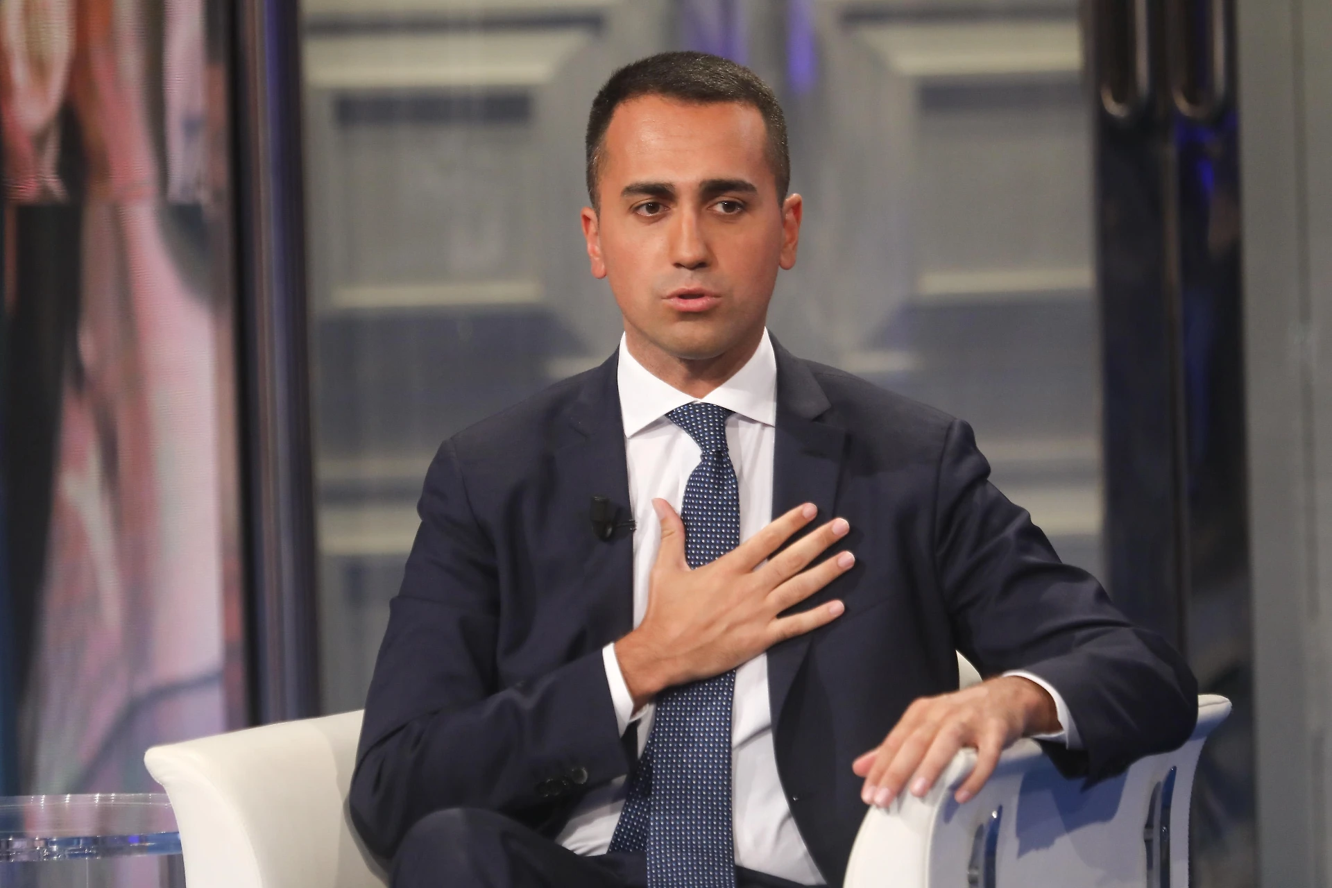 M5s, Luigi Di Maio e la festa sul Tevere per la manovra: la foto che affonda i grillini