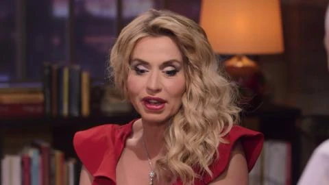 Valeria Marini: "Basta plastica", e si tuffa dentro alla Barcaccia a Piazza di Spagna