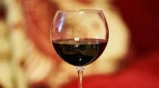 Vino, ecco come ci fregano al ristorante: fate molta attenzione al bicchiere