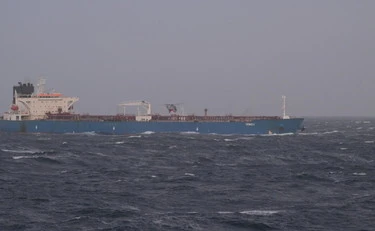 Macron sequestra una petroliera russa nel Mediterraneo, la rabbia di Mosca