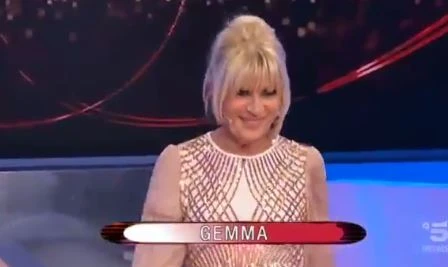 Uomini e donne, Gemma Galgani sfila per sedurre Rocco: guardate la faccia del cavaliere in studio