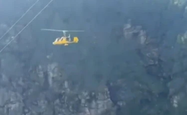 Valle Atrona, il pilota va dritto sui cavi: due morti, l'elicottero è una palla di fuoco