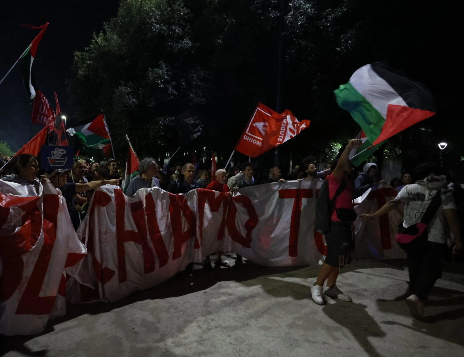 Flotilla, corteo a Roma: vernice rossa contro la polizia. Chi spunta in prima fila