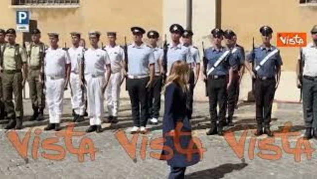 Meloni arriva alle esequie di Stato di Emma Bonino. il saluto con Magi, Della Vedova e Gualtieri
