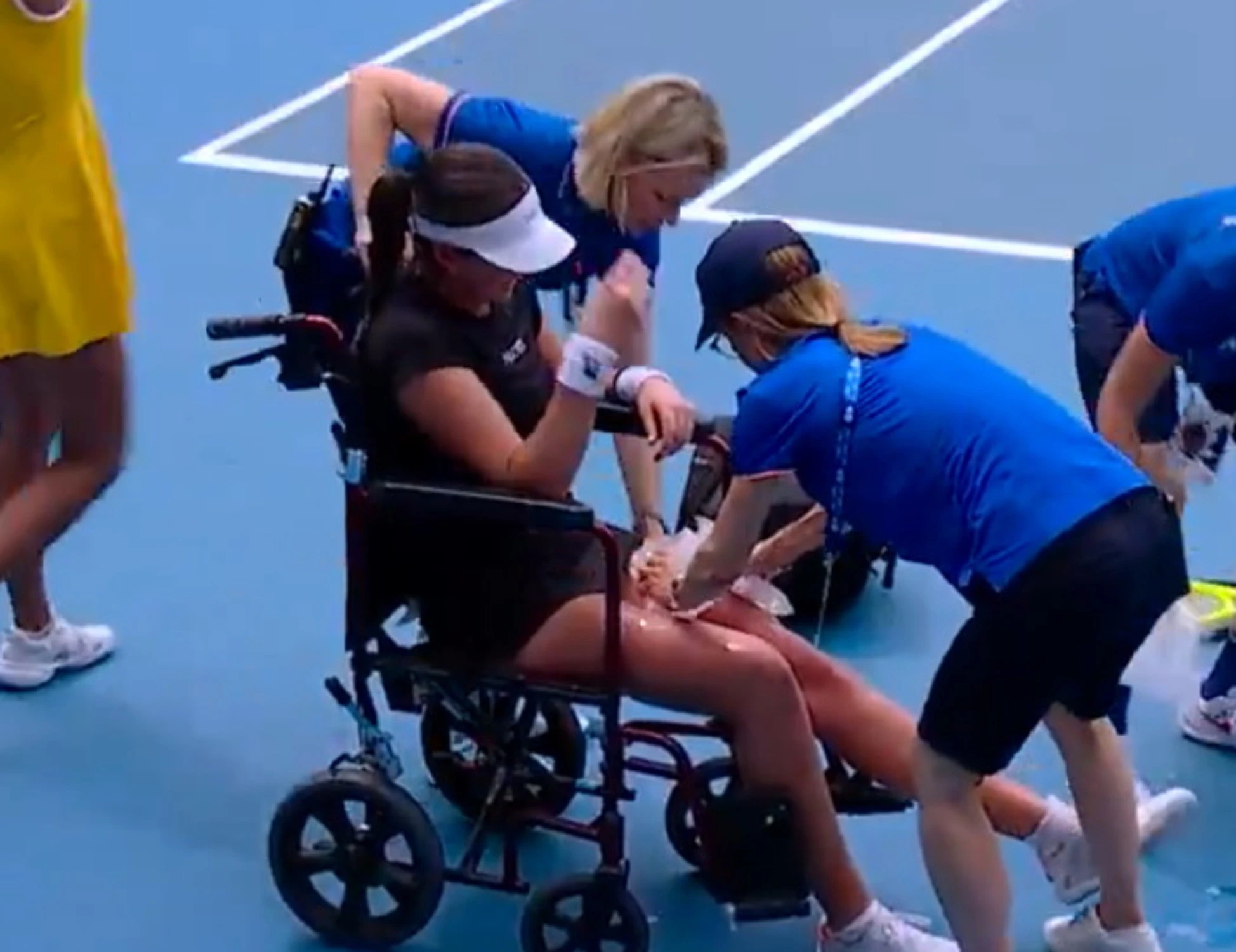 Australian Open, crolla a terra ed esce in carrozzina: dramma in campo