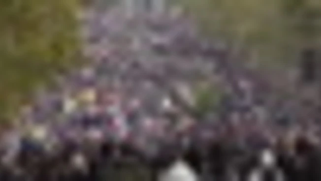 Parigi, in migliaia manifestano pacificamente contro il carovita